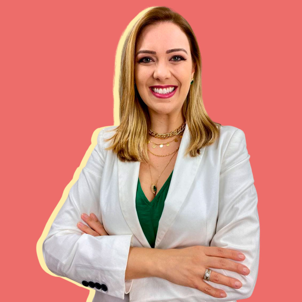 Juliana Maia sorrindo, de braços cruzados